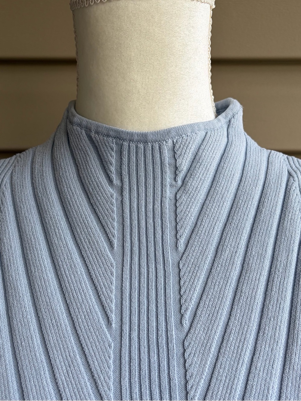 •Eva Mendes• Ice Blue Ribbed Mock Neck Sleeveless Sweater - Size Small - Picture 3 of 8